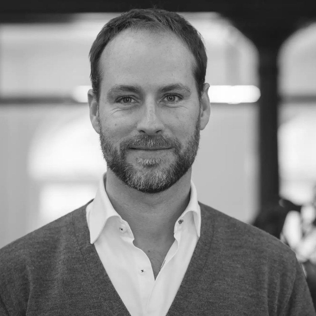 Sort-hvidt portræt af André Sode, CEO i SiteHub
