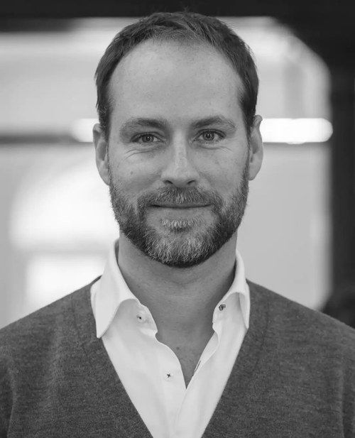 Sort-hvidt portræt af André Sode, CEO i SiteHub